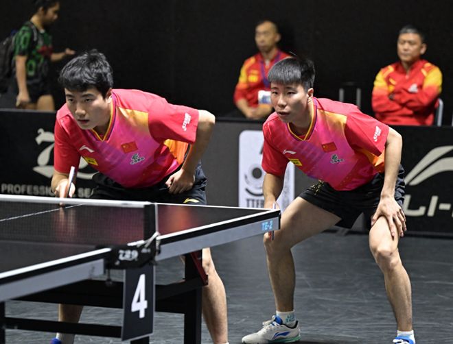 在两者之间 在两者之间